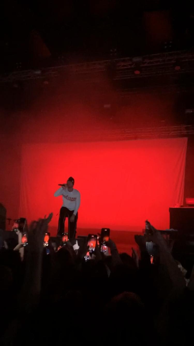 konzert mit roten lichtern