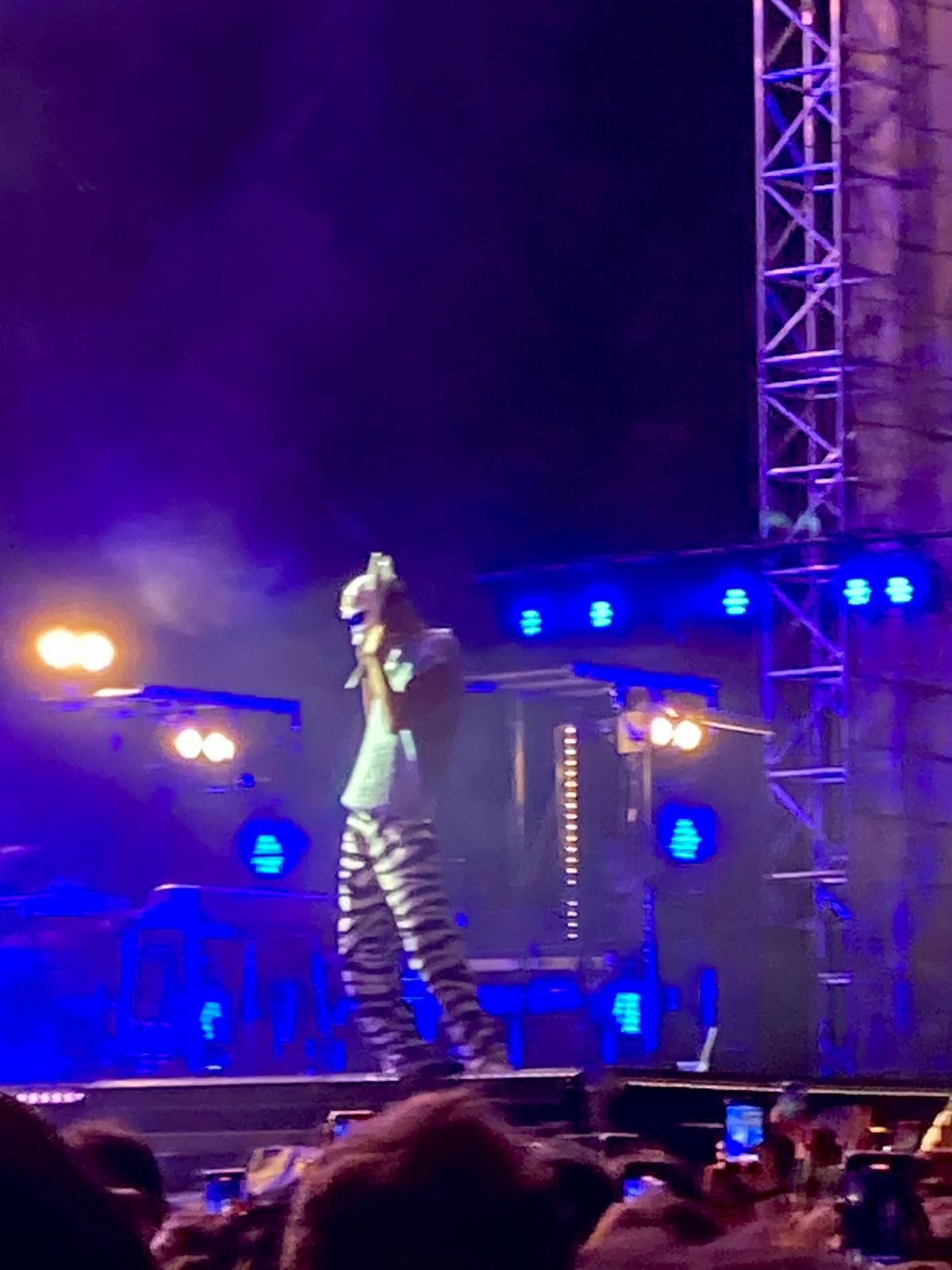 konzert mit blauen lichtern