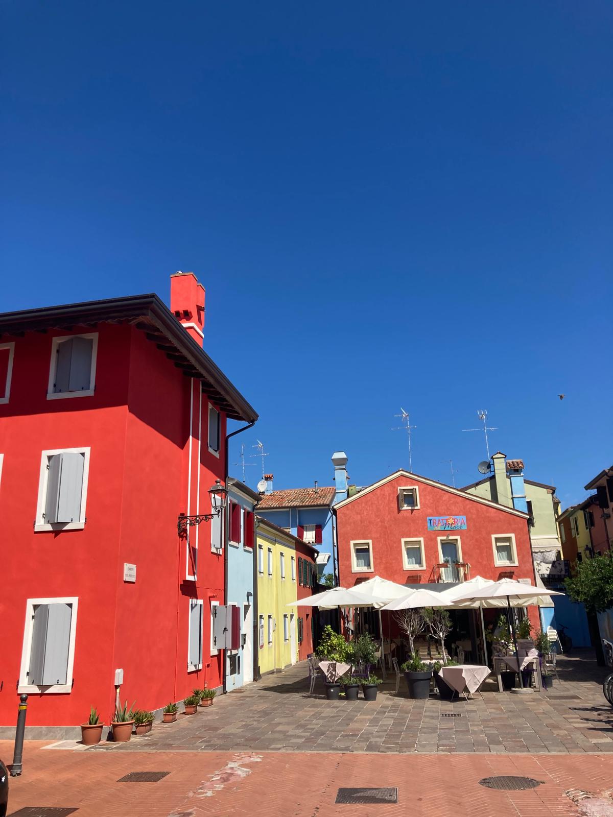 Stadt mit bunten Häusern