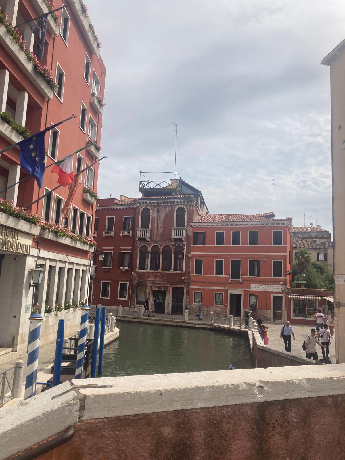 alte steinhäuser an einem kanal in venedig